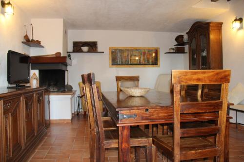 a kitchen with a wooden dining table and chairs at Il Pagliarello di Villa San Giovanni in San Demetrio neʼ Vestini
