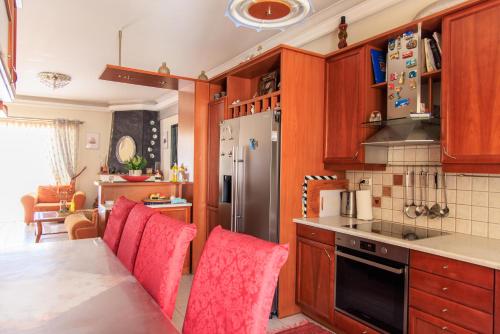 Η κουζίνα ή μικρή κουζίνα στο Όμορφο διαμέρισμα με θέα κοντά σε Αθήνα κέντρο