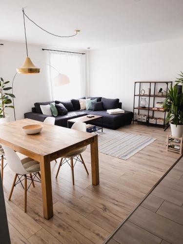 a living room with a table and a couch at Exklusiv 72qm FeWo im Herzen Detmolds, Terrasse und kostenloser Parkplatz in Detmold