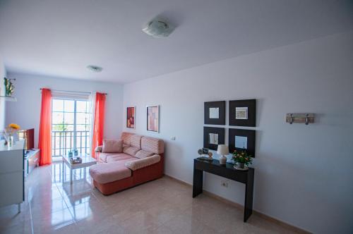 a living room with a couch and a table at Apartamento Cruz de Toledo in Buenavista del Norte