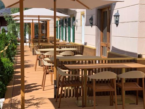 una fila de mesas y sillas en un patio en Hotel Serena Cortina, en Cortina dʼAmpezzo