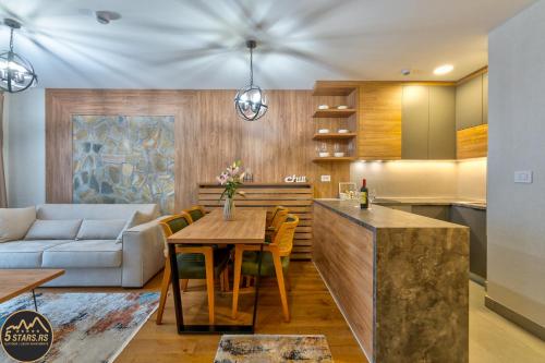 Kuchyň nebo kuchyňský kout v ubytování 5 STARS - Luxury Premium WELLNESS RESORT Zlatibor