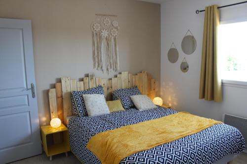 - une chambre avec un lit et une tête de lit en bois dans l'établissement So Chic Kerfily, à Kerfily
