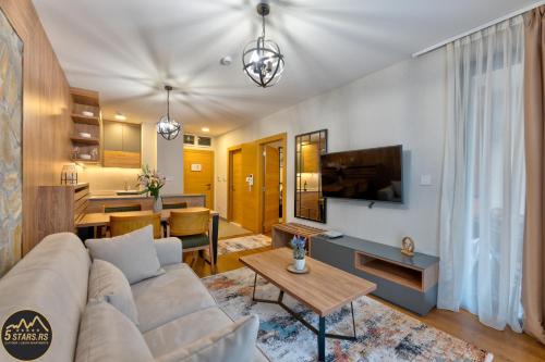 TV a/nebo společenská místnost v ubytování 5 STARS - Luxury Premium WELLNESS RESORT Zlatibor