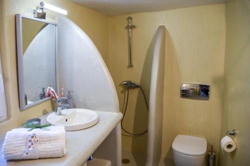 W łazience znajduje się umywalka i prysznic. w obiekcie K vineyard house w mieście Apróvaton
