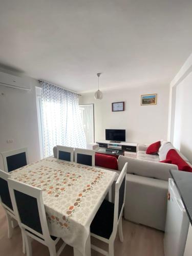 a living room with a table and a couch at Appartamento Saranda in Sarandë