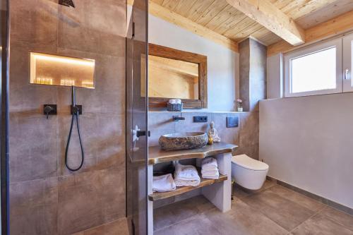 W łazience znajduje się prysznic, umywalka i toaleta. w obiekcie Chalet Sunshine w Garmisch Partenkirchen