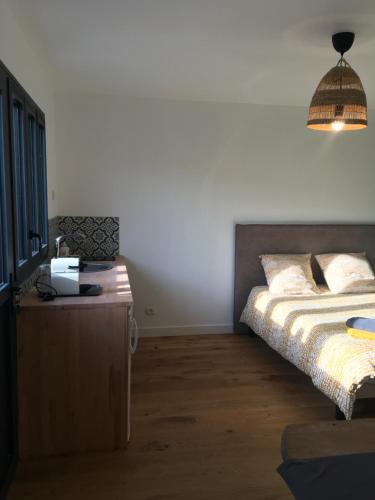 Postel nebo postele na pokoji v ubytování Charmant logement au calme avec espace extérieur