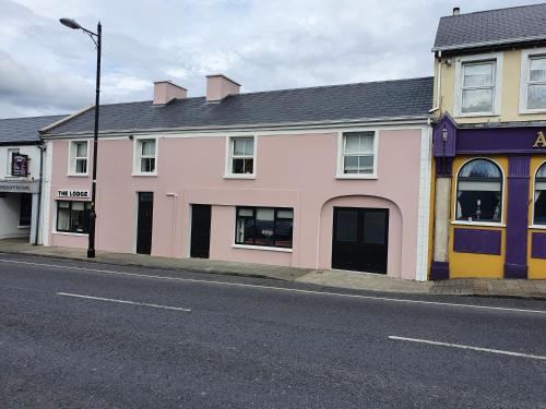 een rij gebouwen in een stadsstraat bij THE LODGE (Belmullet town centre) in Belmullet