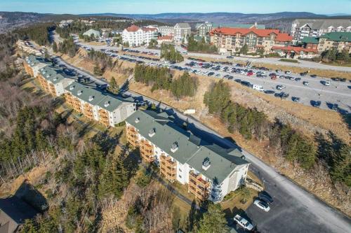 uma vista aérea de um edifício com estacionamento em Summit 204D at Snowshoe em Snowshoe