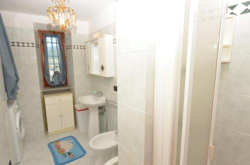 NievoleにあるPetraのバスルーム(洗面台、トイレ、鏡付)