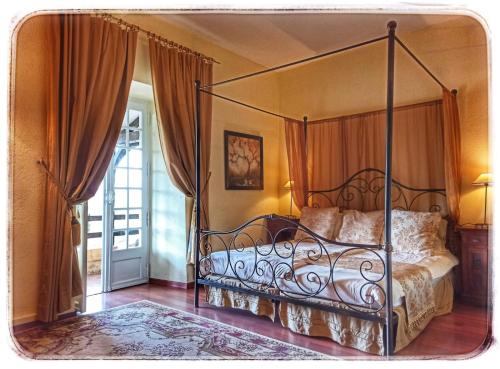 sypialnia z łóżkiem z baldachimem w pokoju w obiekcie Villa Mont Joie w mieście Beynac-et-Cazenac