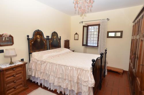 1 dormitorio con 1 cama grande y vestidor en Petra, en Nievole