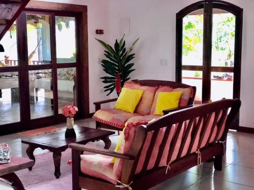 a living room with a couch and a table at Casa para temporada em Paraty RJ - Sítio Primavera in Paraty