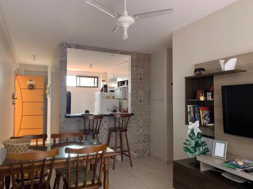 - une cuisine et une salle à manger avec une table et des chaises dans l'établissement Praia e Sol Apto a 3 quadras do Bessa Beach., à João Pessoa