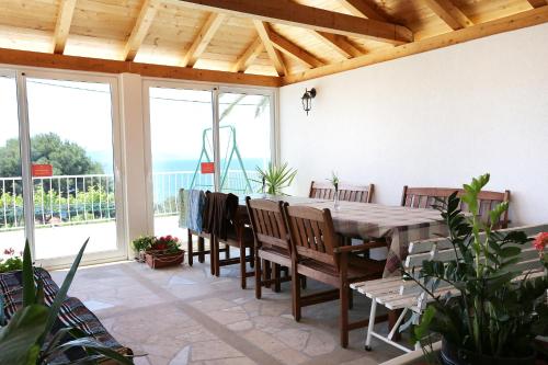 a dining room with a table and chairs at Apartments with parking space Zivogosce - Porat, Makarska - 10032 in Živogošće