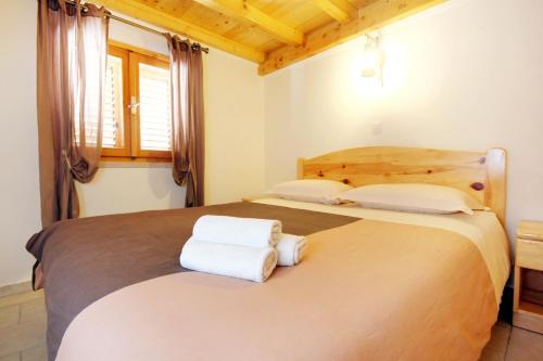 ein Schlafzimmer mit einem großen Bett mit Handtüchern darauf in der Unterkunft Seaside holiday house Grscica, Korcula - 10059 in Prizba