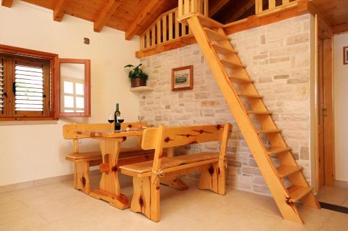 eine Holztreppe in einem Zimmer mit einem Holztisch und einem Schreibtisch in der Unterkunft Seaside holiday house Grscica, Korcula - 10059 in Prizba