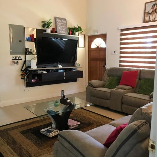 Televisyen dan/atau pusat hiburan di Newly built , Sweet Oasis