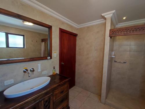 a bathroom with a sink and a mirror at Casatodosantos in Cuenca