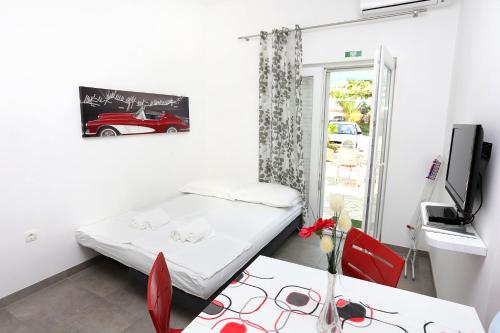 Apartment Duce 10304b في دوسيه: غرفة صغيرة بسرير وطاولة وكراسي