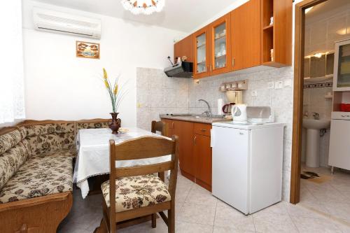 Kuchyň nebo kuchyňský kout v ubytování Apartments by the sea Vinisce, Trogir - 10241