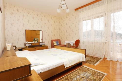 Postel nebo postele na pokoji v ubytování Apartments by the sea Vinisce, Trogir - 10241