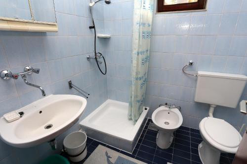 Kúpeľňa v ubytovaní Apartments by the sea Sreser, Peljesac - 10206