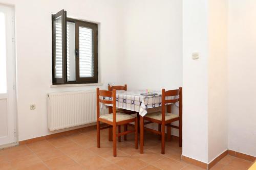 a dining room with a table and chairs at Apartments by the sea Drace, Peljesac - 10126 in Drače