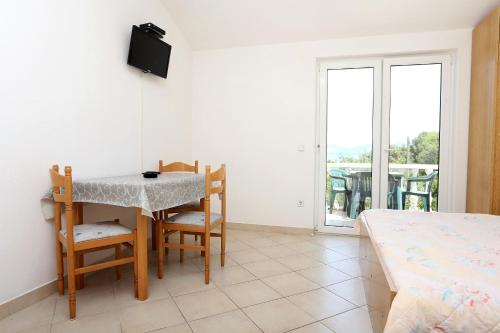 Posteľ alebo postele v izbe v ubytovaní Apartments by the sea Drace, Peljesac - 10127