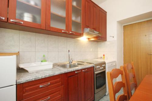 Kuchyňa alebo kuchynka v ubytovaní Apartments by the sea Kuciste, Peljesac - 10095