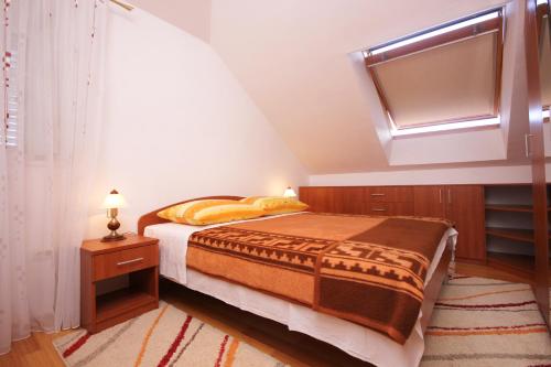 Tempat tidur dalam kamar di Apartments by the sea Kuciste, Peljesac - 10095