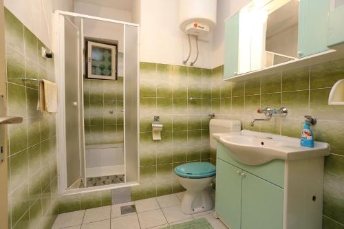 W łazience znajduje się toaleta, umywalka i prysznic. w obiekcie Apartments by the sea Korcula - 10042 w Korčuli