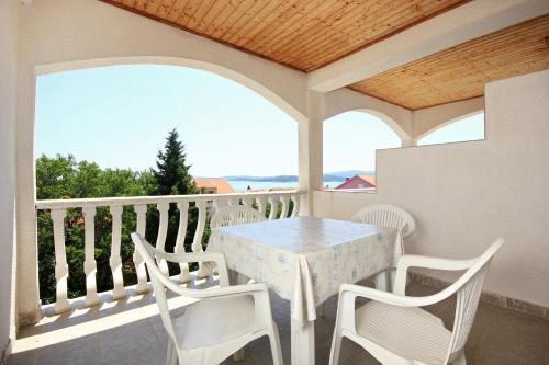 porche con mesa y sillas en el balcón en Apartments with a parking space Orebic, Peljesac - 10193, en Orebić