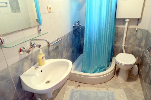 Kúpeľňa v ubytovaní Apartments by the sea Loviste, Peljesac - 10197