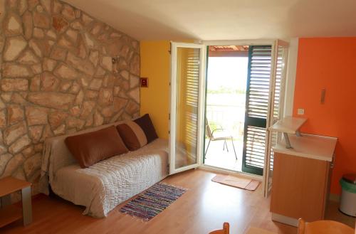 Posteľ alebo postele v izbe v ubytovaní Apartments by the sea Loviste, Peljesac - 10197
