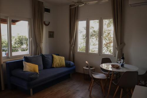 sala de estar con sofá azul y mesa en Apartments for families with children Orebic, Peljesac - 10048, en Orebić