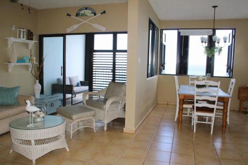 Χώρος καθιστικού στο Beachfront 2 bdr unit at Victoria del Mar 4E