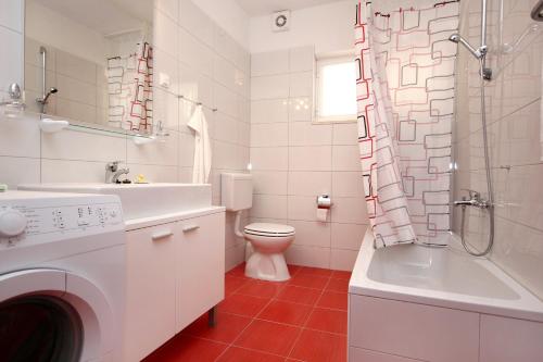 biała łazienka z umywalką toaletową i prysznicem w obiekcie Apartments by the sea Zrnovska Banja, Korcula - 10050 w Korčuli
