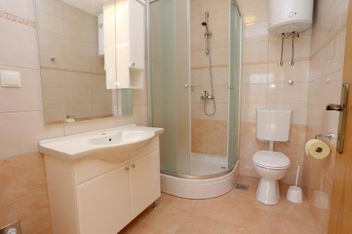 Kúpeľňa v ubytovaní Apartments with a parking space Lumbarda, Korcula - 9474