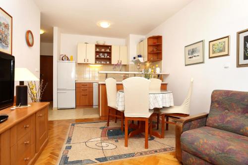 Holiday apartments Omis - 9492