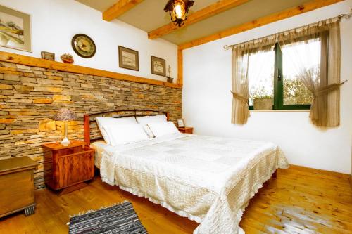 Ένα ή περισσότερα κρεβάτια σε δωμάτιο στο Family friendly house with a swimming pool Marina, Trogir - 10317