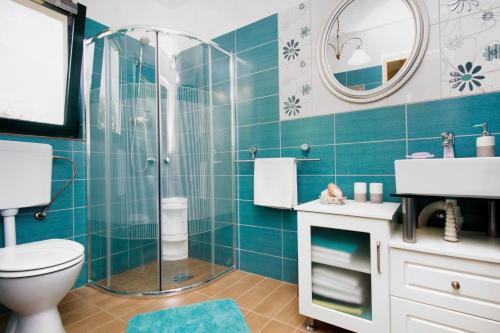 Ένα μπάνιο στο Family friendly house with a swimming pool Marina, Trogir - 10317