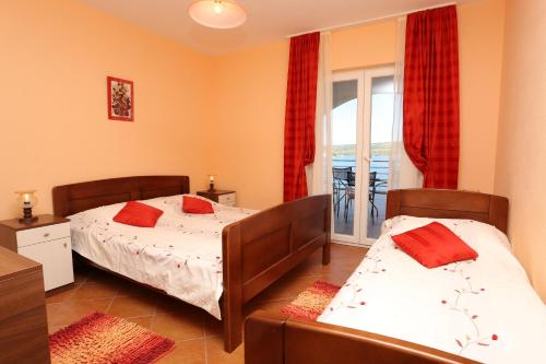 sypialnia z 2 łóżkami i oknem w obiekcie Apartments by the sea Razanj, Rogoznica - 10318 w Rogoznicy