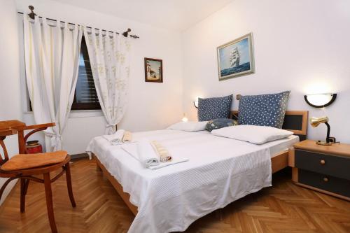 1 dormitorio con cama, escritorio y ventana en Apartment Duce 10303a en Duće
