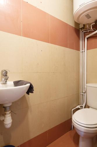 a bathroom with a toilet and a sink at LEON GAMBETTA F2 TERRASSE JARDIN in Drancy