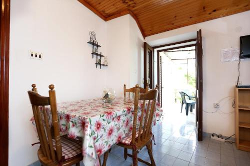 TV a/nebo společenská místnost v ubytování Apartment Viganj 10140b