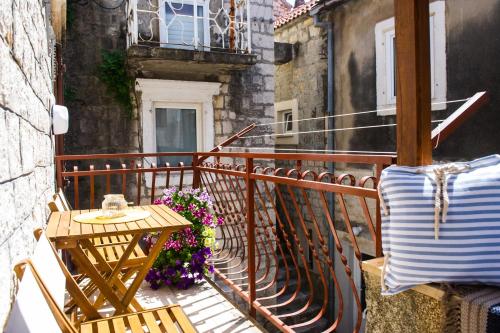 Apartments by the sea Kastel Stafilic, Kastela - 10264