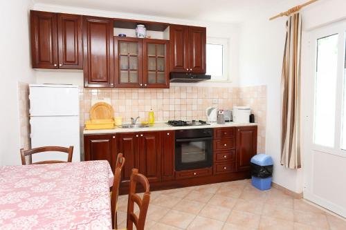 Kitchen o kitchenette sa Apartments by the sea Kabli, Peljesac - 10221