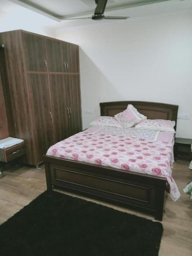 Ένα ή περισσότερα κρεβάτια σε δωμάτιο στο Cozy Solan Apartment with Stunning Views